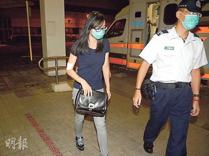 遇劫少女與帶鄉音匪徒糾纏時手肘受傷,報警後送院敷治。(蔡方山攝) 遇劫少女與帶鄉音匪徒糾纏時手肘受傷,報警後送院敷治。(蔡方山攝)