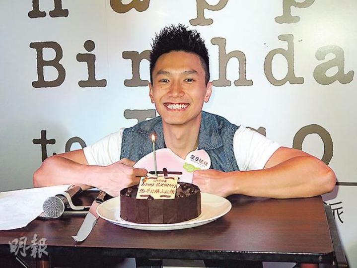 陳柏宇昨日與半百粉絲提早慶祝31歲生日。(攝影/記者﹕孫慧莊) 陳柏宇昨日與半百粉絲提早慶祝31歲生日。(攝影/記者﹕孫慧莊)