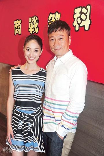 祥仔讚飾演其妹妹的陳凱琳甚有演戲潛質。(攝影/記者﹕陳釗)蕭正楠出席《商戰》煞科宴遲大到,結果被一眾藝員整蠱,並向扮嬲的曾勵珍斟茶認錯。(攝影/記者﹕陳釗) 祥仔讚飾演其妹妹的陳凱琳甚有演戲潛質。(攝影/記者﹕陳釗)蕭正楠出席《商戰》煞科宴遲大到,結果被一眾藝員整蠱,並向扮嬲的曾勵珍斟茶認錯。(攝影/記者﹕陳釗)