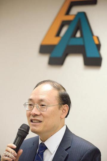 今日文憑試放榜「星」光熠熠。考評局秘書長唐創時表示,今年有12名7優狀元,為3屆文憑試以來最多,亦有7名有特殊學習需要考生考獲至少3優佳績,令人鼓舞。(葉家豪攝) 今日文憑試放榜「星」光熠熠。考評局秘書長唐創時表示,今年有12名7優狀元,為3屆文憑試以來最多,亦有7名有特殊學習需要考生考獲至少3優佳績,令人鼓舞。(葉家豪攝)