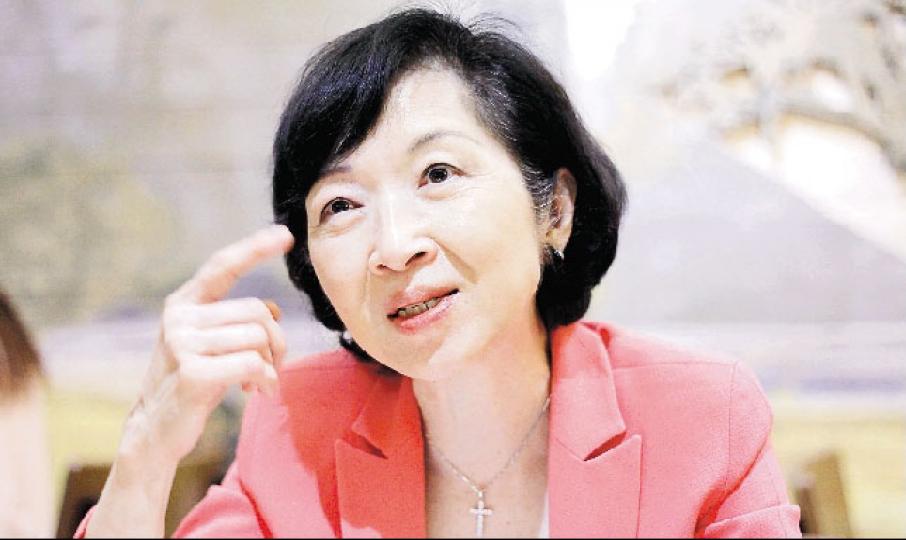 行政會議成員兼人大代表羅范椒芬說,特首選舉難免有「初選」,外國也會有「初選」程序,但指難以設計一個制度硬要確保誰能入閘,而何謂泛民也難界定,「我也是泛民,因我也支持普選,為何硬要劃分泛民及建制派?」(郭慶輝攝)(明報製圖) 行政會議成員兼人大代表羅范椒芬說,特首選舉難免有「初選」,外國也會有「初選」程序,但指難以設計一個制度硬要確保誰能入閘,而何謂泛民也難界定,「我也是泛民,因我也支持普選,為何硬要劃分泛民及建制派?」(郭慶輝攝)(明報製圖)