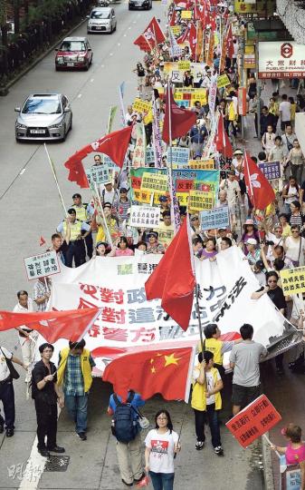 「愛港之聲」昨舉行「反佔中、撐警察」遊行,主辦方稱高峰期時有2500人參加,警方指高峰期有340人。(余俊亮攝)反佔中團體「愛港之聲」昨趁撐警遊行,呼籲市民簽名反佔中,同時收集市民聯絡電話。不過,他們所用的簽名紙並沒有註明是「反佔中」或是「保普選反佔中」大聯盟之用,只標明是「愛港之聲2014簽名冊」。(楊康琪攝) 「愛港之聲」昨舉行「反佔中、撐警察」遊行,主辦方稱高峰期時有2500人參加,警方指高峰期有340人。(余俊亮攝)反佔中團體「愛港之聲」昨趁撐警遊行,呼籲市民簽名反佔中,同時收集市民聯絡電話。不過,他們所用的簽名紙並沒有註明是「反佔中」或是「保普選反佔中」大聯盟之用,只標明是「愛港之聲2014簽名冊」。(楊康琪攝)