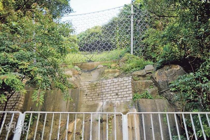 寶雲道於2008年發生嚴重山泥傾瀉,土力處斥資2.2億元,為沿路山坡進行風險緩減工程,包括安裝3300支泥釘、設立5個180至550立方米的混凝土泥石壩,並設有長920米的鋼製防護網。(葉家豪攝)(明報製圖) 寶雲道於2008年發生嚴重山泥傾瀉,土力處斥資2.2億元,為沿路山坡進行風險緩減工程,包括安裝3300支泥釘、設立5個180至550立方米的混凝土泥石壩,並設有長920米的鋼製防護網。(葉家豪攝)(明報製圖)