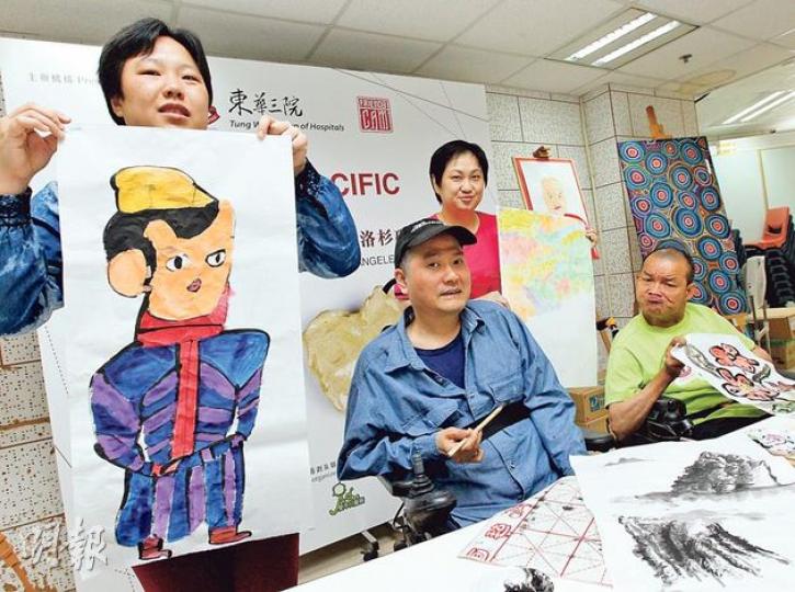 一班參加殘障藝術課程的學員嘉恩(左起)、阿佳、Lisa和加祥在下月將衝出香港,帶同40件作品到美國洛杉磯參加「藝聚雙城」展覽。(李紹昌攝) 一班參加殘障藝術課程的學員嘉恩(左起)、阿佳、Lisa和加祥在下月將衝出香港,帶同40件作品到美國洛杉磯參加「藝聚雙城」展覽。(李紹昌攝)
