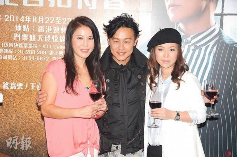 鄭敬基回歸樂壇開演唱會,好友李婉華(左)與黃寶欣(右)全力支持。(攝影:孫華中)王喜(右)搭着崔建邦(左)膊頭合照以證沒芥蒂。(攝影:孫華中) 鄭敬基回歸樂壇開演唱會,好友李婉華(左)與黃寶欣(右)全力支持。(攝影:孫華中)王喜(右)搭着崔建邦(左)膊頭合照以證沒芥蒂。(攝影:孫華中)