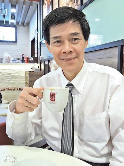 亞坤主席黎文深無意採取「插旗」攻略在港大肆擴張,希望先將品牌及招牌菜專注做好,為顧客重塑在星洲嘗到的美味回憶。(陳悅攝)主打咖央吐司、咖啡及溏心蛋的亞坤,上月在尖沙嘴開設香港首間分店,吸引不少市民排隊光顧。(余俊亮攝) 亞坤主席黎文深無意採取「插旗」攻略在港大肆擴張,希望先將品牌及招牌菜專注做好,為顧客重塑在星洲嘗到的美味回憶。(陳悅攝)主打咖央吐司、咖啡及溏心蛋的亞坤,上月在尖沙嘴開設香港首間分店,吸引不少市民排隊光顧。(余俊亮攝)