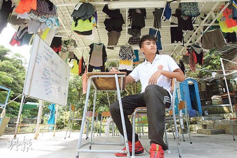 成績:554443——鄧信彥坦言,正生書院設備沒有正規學校般完善,這晾衣場有時已是他們的課室。(林俊源攝)成績:332424——李紫菁在正生得同伴支持,找到勇氣面對自己的過去,和她最害怕的數學科。(林俊源攝) 成績:554443——鄧信彥坦言,正生書院設備沒有正規學校般完善,這晾衣場有時已是他們的課室。(林俊源攝)成績:332424——李紫菁在正生得同伴支持,找到勇氣面對自己的過去,和她最害怕的數學科。(林俊源攝)