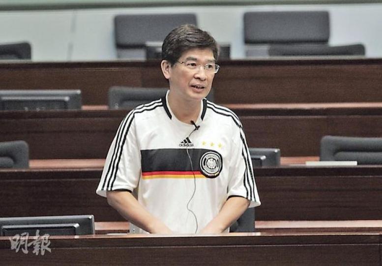 單仲偕著番件喺德國買嘅舊版波衫開立法會,當然無人會投訴佢衣著唔莊重。(李澤彤攝) 單仲偕著番件喺德國買嘅舊版波衫開立法會,當然無人會投訴佢衣著唔莊重。(李澤彤攝)