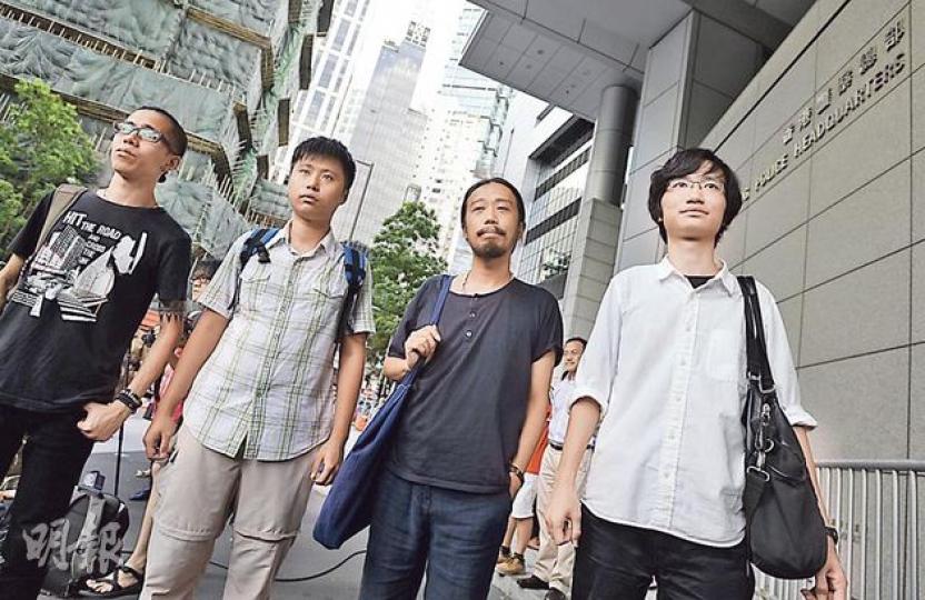 4名稱曾被警員毆打的反新界東北發展示威者,左起周諾恆、周振宇、梁穎禮和黃永志昨午去警察總部報案。黃永志也趁機質疑新任監警會主席郭琳廣,指他有政協背景,「處事是否公正」。(余俊亮攝) 4名稱曾被警員毆打的反新界東北發展示威者,左起周諾恆、周振宇、梁穎禮和黃永志昨午去警察總部報案。黃永志也趁機質疑新任監警會主席郭琳廣,指他有政協背景,「處事是否公正」。(余俊亮攝)