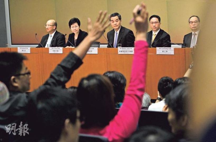 特首梁振英(中)連同「政改三人組」政制及內地事務局長譚志源(左一)、政務司長林鄭月娥(左二),以及律政司長袁國強(右二)和政制局副局長劉江華(右一)舉行記者會。政府新聞網其後上載的相片裁去劉江華,有政府中人稱劉出席記者會,是因要令官員席上有5人,好讓梁振英坐在正中。記者會上,被問到一旦政改拉倒會否引咎辭職,梁振英和林太都沒正面回應,梁振英說,任何一個人做特首,都須根據《基本法》規定及人大決定,不相信不按基本法可爭取人大常委會接納方案。林太則稱會繼續做好工作,盡量收窄社會分歧。(李紹昌攝)「政改三 特首梁振英(中)連同「政改三人組」政制及內地事務局長譚志源(左一)、政務司長林鄭月娥(左二),以及律政司長袁國強(右二)和政制局副局長劉江華(右一)舉行記者會。政府新聞網其後上載的相片裁去劉江華,有政府中人稱劉出席記者會,是因要令官員席上有5人,好讓梁振英坐在正中。記者會上,被問到一旦政改拉倒會否引咎辭職,梁振英和林太都沒正面回應,梁振英說,任何一個人做特首,都須根據《基本法》規定及人大決定,不相信不按基本法可爭取人大常委會接納方案。林太則稱會繼續做好工作,盡量收窄社會分歧。(李紹昌攝)「政改三