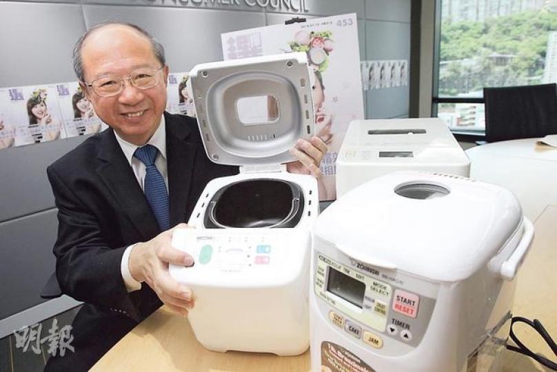 消費者委員會宣傳及社區關係小組主席許敬文說,麵包機焗製的麵包形狀及顏色參差,部分「麵包外表不靚仔」,即使按麵包機食譜焗製,製成品亦過大,麵包貼着麵包機頂蓋。(林俊源攝) 消費者委員會宣傳及社區關係小組主席許敬文說,麵包機焗製的麵包形狀及顏色參差,部分「麵包外表不靚仔」,即使按麵包機食譜焗製,製成品亦過大,麵包貼着麵包機頂蓋。(林俊源攝)