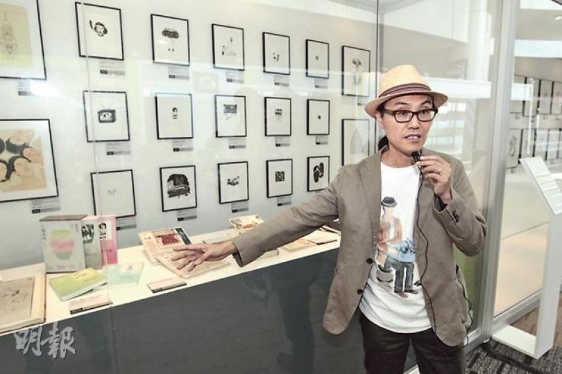 書展年度作家董啟章借出大量珍貴手稿及照片,在書展展出,當中包括他首篇發表的作品《西西利亞》及首部得獎小說《安卓珍妮》的手稿。(郭慶輝攝) 書展年度作家董啟章借出大量珍貴手稿及照片,在書展展出,當中包括他首篇發表的作品《西西利亞》及首部得獎小說《安卓珍妮》的手稿。(郭慶輝攝)