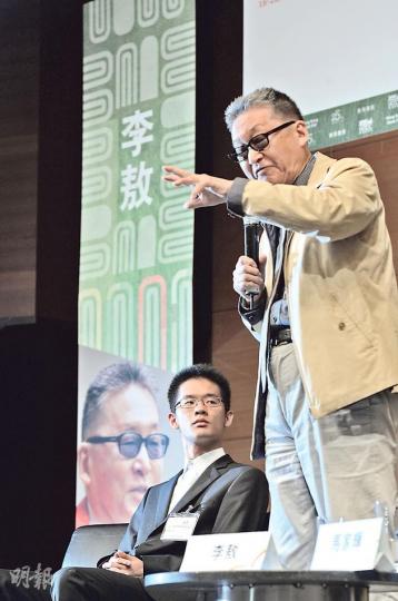 台灣知名作家李敖(右)昨日在港出席兒子李戡(左)的新書《國民黨員毛澤東》發布會,質疑佔領中環行動會影響香港繁榮,他又認為今日香港走錯了路,走到台灣的路上。(劉焌陶攝) 台灣知名作家李敖(右)昨日在港出席兒子李戡(左)的新書《國民黨員毛澤東》發布會,質疑佔領中環行動會影響香港繁榮,他又認為今日香港走錯了路,走到台灣的路上。(劉焌陶攝)