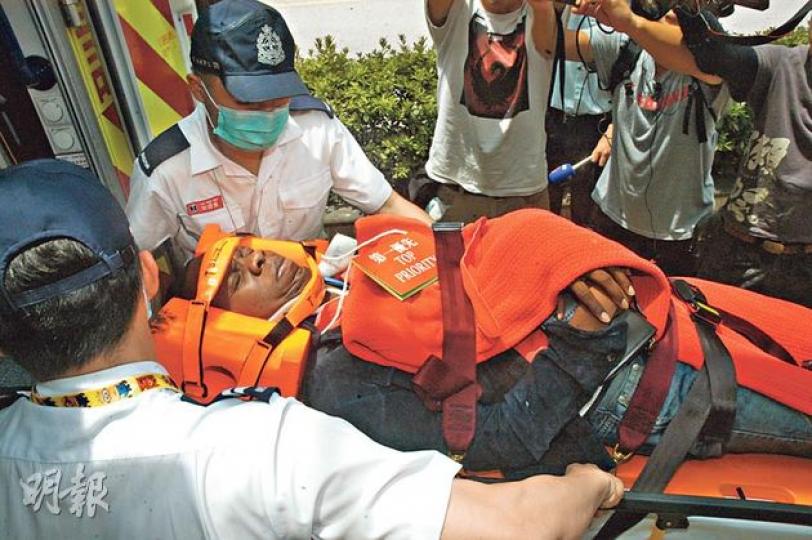 遇氣流客機上一名男乘客送院時需戴頸箍及臥牀(圖),但經治理後健步如飛出院(圖2),自行步上航空公司安排的車輛離去。(鍾炳然攝) 遇氣流客機上一名男乘客送院時需戴頸箍及臥牀(圖),但經治理後健步如飛出院(圖2),自行步上航空公司安排的車輛離去。(鍾炳然攝)