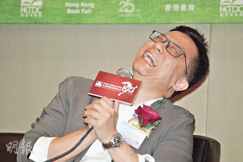近來較少露面嘅王維基出席書展研討會時談笑風生,事後被問到免費電視牌照公眾諮詢今日結束,同就發牌提出司法覆核嘅情况,佢話會抱積極態度,希望有好結果。(郭慶輝攝) 近來較少露面嘅王維基出席書展研討會時談笑風生,事後被問到免費電視牌照公眾諮詢今日結束,同就發牌提出司法覆核嘅情况,佢話會抱積極態度,希望有好結果。(郭慶輝攝)