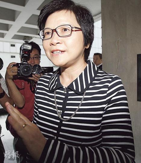 劉吳惠蘭曾任商務及經濟發展局長,進入法庭時被追問有否建議港視主席王維基申請免費電視牌照。她拒絕回應。(李紹昌攝) 劉吳惠蘭曾任商務及經濟發展局長,進入法庭時被追問有否建議港視主席王維基申請免費電視牌照。她拒絕回應。(李紹昌攝)