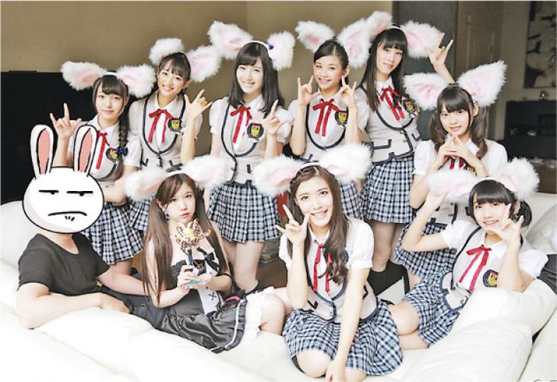 王思聰前日上載SNH48成員合照,迅即吸引逾1.3萬次轉發,成為網上熱門話題之一。(微博圖片)王思聰把SNH48成員合照上載微博,並開玩笑說「加藤鷹專業培訓班第一期畢業大合影」,卻以卡通兔頭像掩飾真面目。(微博圖片)SNH48成員圍着王思聰又唱又跳「艾琳舞」,令他目不暇給。(微博圖片)SNH48成員化身「兔女郎」,把王思聰逗得仰天大笑。(微博圖片) 王思聰前日上載SNH48成員合照,迅即吸引逾1.3萬次轉發,成為網上熱門話題之一。(微博圖片)王思聰把SNH48成員合照上載微博,並開玩笑說「加藤鷹專業培訓班第一期畢業大合影」,卻以卡通兔頭像掩飾真面目。(微博圖片)SNH48成員圍着王思聰又唱又跳「艾琳舞」,令他目不暇給。(微博圖片)SNH48成員化身「兔女郎」,把王思聰逗得仰天大笑。(微博圖片)
