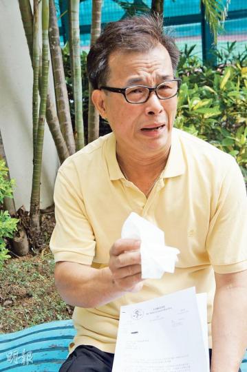 患高血壓的六旬婦黎秀蓮去年9月在荃灣港安醫院照胃鏡期間死亡,其丈夫林先生(圖)提起亡妻多次落淚。(梁杏怡攝) 患高血壓的六旬婦黎秀蓮去年9月在荃灣港安醫院照胃鏡期間死亡,其丈夫林先生(圖)提起亡妻多次落淚。(梁杏怡攝)