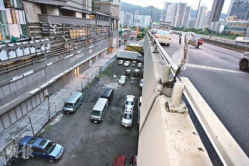 折斷的燈柱從行車天橋直墜地面露天停車場,路政署事後用膠袋把露出部分包裹。(伍浦鋒攝)燈柱底部缺口可見,內部佈滿鏽漬,有工程師指燈柱內部金屬疲勞情况嚴重。(伍浦鋒攝) 折斷的燈柱從行車天橋直墜地面露天停車場,路政署事後用膠袋把露出部分包裹。(伍浦鋒攝)燈柱底部缺口可見,內部佈滿鏽漬,有工程師指燈柱內部金屬疲勞情况嚴重。(伍浦鋒攝)