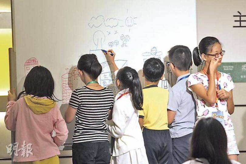 來自油尖旺、深水埗、九龍城、黃大仙及觀塘的小學生即場繪畫他們眼中的舊區,有住深水埗的同學畫了一口井,因為她認為以前居住深水埗的人貧窮得難有一口清水。(李紹昌攝) 來自油尖旺、深水埗、九龍城、黃大仙及觀塘的小學生即場繪畫他們眼中的舊區,有住深水埗的同學畫了一口井,因為她認為以前居住深水埗的人貧窮得難有一口清水。(李紹昌攝)