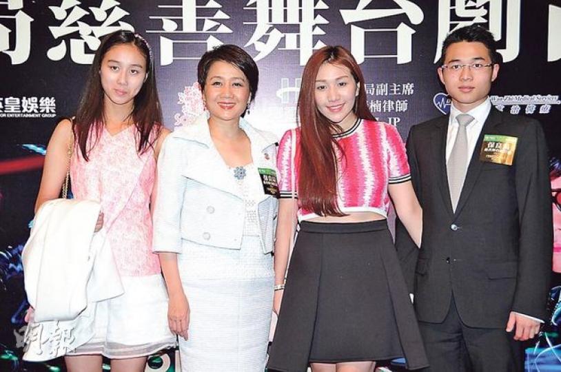 超欣(左起)、賭王四太梁安琪、超盈、猷亨一家人睇舞台劇。(攝影:鍾偉茵)楊受成偕太太捧場看梁家輝、劉嘉玲的舞台劇。(攝影:鍾偉茵)謝霆鋒送上花籃祝賀,但抬頭名字卻誤寫了「張家輝」,認真搞笑。(攝影:鍾偉茵) 超欣(左起)、賭王四太梁安琪、超盈、猷亨一家人睇舞台劇。(攝影:鍾偉茵)楊受成偕太太捧場看梁家輝、劉嘉玲的舞台劇。(攝影:鍾偉茵)謝霆鋒送上花籃祝賀,但抬頭名字卻誤寫了「張家輝」,認真搞笑。(攝影:鍾偉茵)