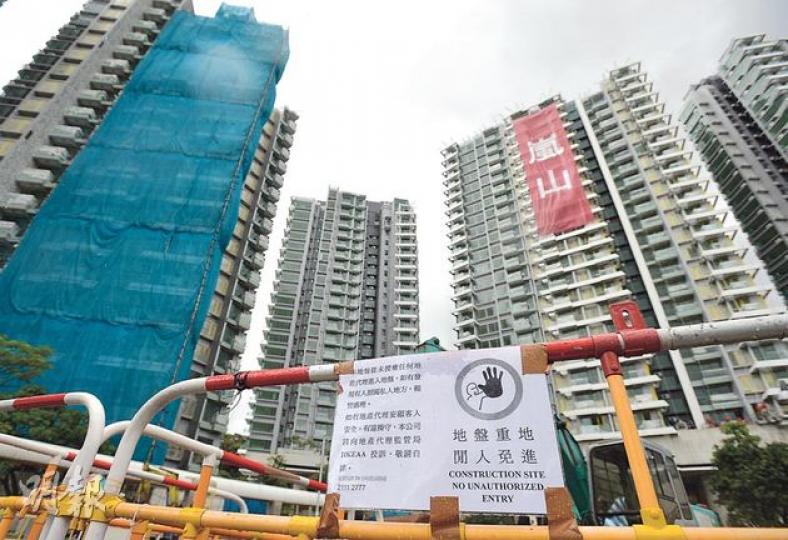長實去信銷監局重申,嵐山地盤工程仍在進行,安排準買家現階段參觀現樓會有潛在危險。圖為昨天嵐山的入口處,有鐵欄寫明「地盤重地,閒人免進」。(盧翊銘攝) 長實去信銷監局重申,嵐山地盤工程仍在進行,安排準買家現階段參觀現樓會有潛在危險。圖為昨天嵐山的入口處,有鐵欄寫明「地盤重地,閒人免進」。(盧翊銘攝)