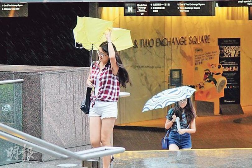 昨日香港日間仍懸掛3號強風信號,整天不時下雨,有市民的雨傘抵不到強風被吹翻。(林俊源攝) 昨日香港日間仍懸掛3號強風信號,整天不時下雨,有市民的雨傘抵不到強風被吹翻。(林俊源攝)