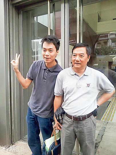 被控違反《非應邀電子訊息條例》的明星國際旅遊有限公司,審訊後被裁定罪名不成立,公司秘書余先生(左)和董事陳先生(右)在庭外表示沒想過能脫罪。(永凱媛攝) 被控違反《非應邀電子訊息條例》的明星國際旅遊有限公司,審訊後被裁定罪名不成立,公司秘書余先生(左)和董事陳先生(右)在庭外表示沒想過能脫罪。(永凱媛攝)