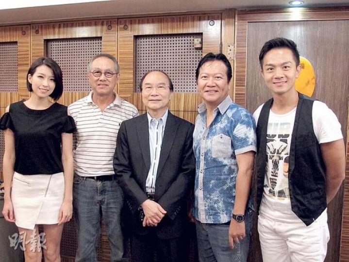黃華麒(中)與《我們的天空》演員姚子羚(左至右)、于洋、黃允財、胡諾言合攝。(攝影/記者﹕魏幼芳) 黃華麒(中)與《我們的天空》演員姚子羚(左至右)、于洋、黃允財、胡諾言合攝。(攝影/記者﹕魏幼芳)
