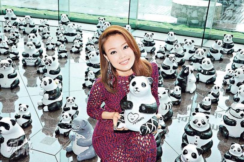 容祖兒最想自製青花瓷圖案的紙糊熊貓,也想到四川工作時抽空探望熊貓。(攝影:鍾偉茵) 容祖兒最想自製青花瓷圖案的紙糊熊貓,也想到四川工作時抽空探望熊貓。(攝影:鍾偉茵)