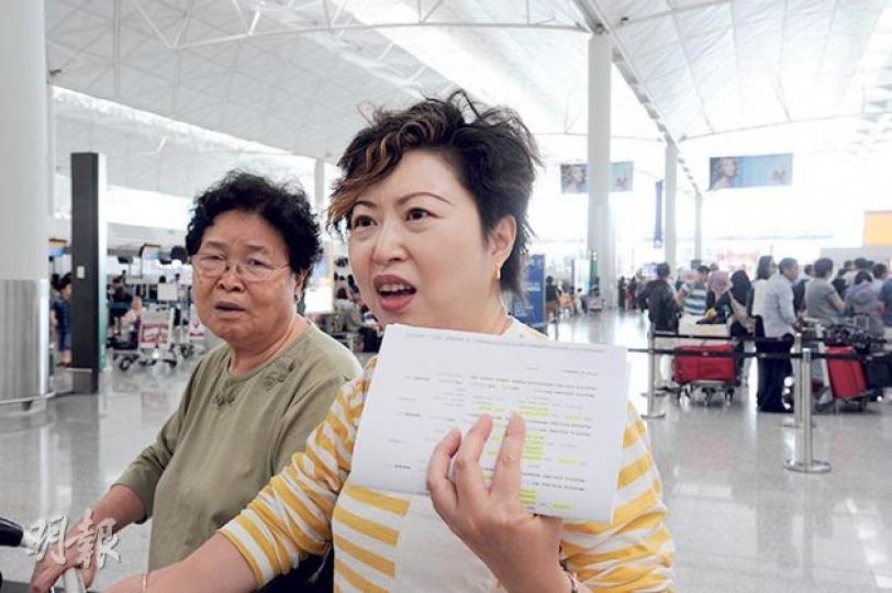 馬航乘客許小姐(右)昨如常登機由香港飛往吉隆坡,對客機安全表示「擔心都冇用」。她指,MH17墜機事件與馬航安全要「分開嚟睇」,事故不影響她對馬航的信心。(朱家怡攝) 馬航乘客許小姐(右)昨如常登機由香港飛往吉隆坡,對客機安全表示「擔心都冇用」。她指,MH17墜機事件與馬航安全要「分開嚟睇」,事故不影響她對馬航的信心。(朱家怡攝)
