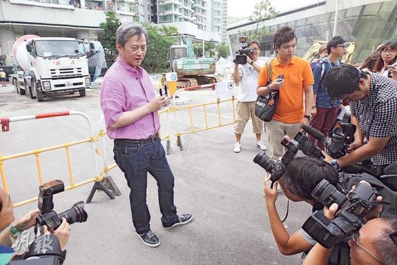 長實執行董事趙國雄昨與數十傳媒到嵐山地盤外,解釋未能讓準買家入內參觀現樓單位之原因。(林俊源攝)雖然嵐山I期掀起不少風波,但由於售價較同區二手價平,昨日仍有大批市民到場參觀示範單位,據悉過去兩日項目共收約2800票,超額9.7倍,反應仍算理想。(林尚民攝) 長實執行董事趙國雄昨與數十傳媒到嵐山地盤外,解釋未能讓準買家入內參觀現樓單位之原因。(林俊源攝)雖然嵐山I期掀起不少風波,但由於售價較同區二手價平,昨日仍有大批市民到場參觀示範單位,據悉過去兩日項目共收約2800票,超額9.7倍,反應仍算理想。(林尚民攝)