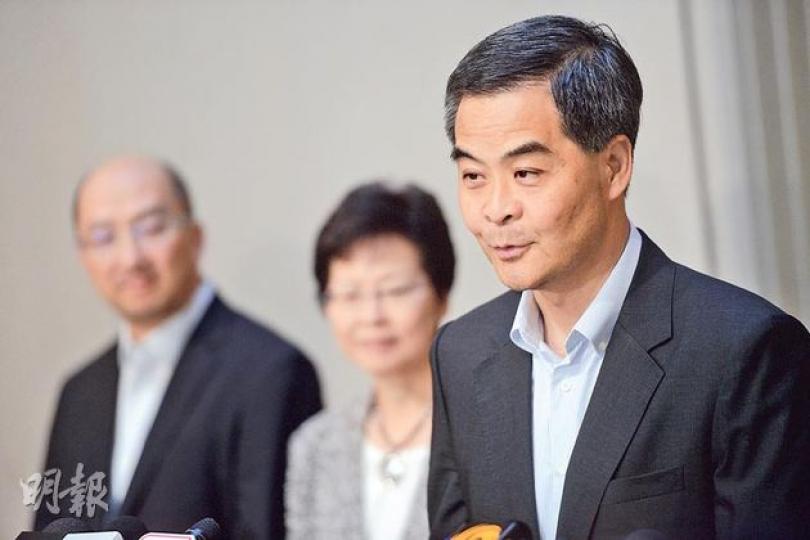 特首梁振英(右)昨午突然會見記者,主動交代昨早與政改三人小組到深圳向人大委員長張德江及主管港澳事務官員匯報政改報告,他稱會上沒有談及佔中。左起為政制及內地事務局長譚志源、政務司長林鄭月娥。(黃志東攝)港區全國人大代表鄭耀棠稱,中央政府沒可能接受公民提名,以「佔中」脅迫中央,香港「死梗」,政改只會一拍兩散。(黃志東攝) 特首梁振英(右)昨午突然會見記者,主動交代昨早與政改三人小組到深圳向人大委員長張德江及主管港澳事務官員匯報政改報告,他稱會上沒有談及佔中。左起為政制及內地事務局長譚志源、政務司長林鄭月娥。(黃志東攝)港區全國人大代表鄭耀棠稱,中央政府沒可能接受公民提名,以「佔中」脅迫中央,香港「死梗」,政改只會一拍兩散。(黃志東攝)