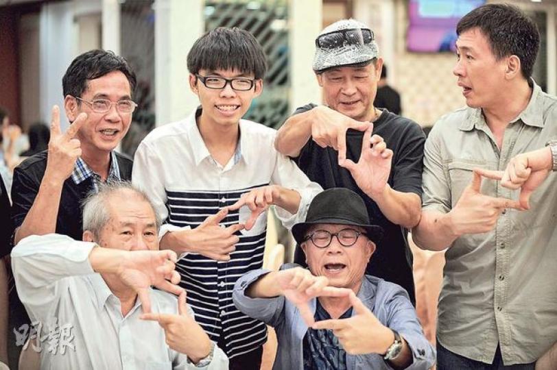 學民思潮召集人黃之鋒(後排左二)今午將出席《城市論壇》,同場有民建聯副主席蔣麗芸,料就政改諮詢議題有一番激辯。因應上周有男子衝擊論壇,港台今日將加強保安,首次要求入場者簽「守規同意書」,更要搜查隨身物品。圖為黃昨晚出席華人民主書院周年籌款時與市民合照。(葉家豪攝) 學民思潮召集人黃之鋒(後排左二)今午將出席《城市論壇》,同場有民建聯副主席蔣麗芸,料就政改諮詢議題有一番激辯。因應上周有男子衝擊論壇,港台今日將加強保安,首次要求入場者簽「守規同意書」,更要搜查隨身物品。圖為黃昨晚出席華人民主書院周年籌款時與市民合照。(葉家豪攝)