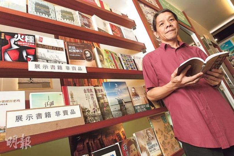 台灣獨立書店文化協會首次來港參加書展,把攤檔打造成典雅書室,帶來展出的2000本書中,有四分之三只展不賣。身為獨立書店店主的協會秘書長廖英良(圖)認為,閱讀之樂無關消費購買,而是書本能引起的思考與沉澱,盼今次參展讓港人感受獨立書店的「細讀」氣氛。(李紹昌攝) 台灣獨立書店文化協會首次來港參加書展,把攤檔打造成典雅書室,帶來展出的2000本書中,有四分之三只展不賣。身為獨立書店店主的協會秘書長廖英良(圖)認為,閱讀之樂無關消費購買,而是書本能引起的思考與沉澱,盼今次參展讓港人感受獨立書店的「細讀」氣氛。(李紹昌攝)
