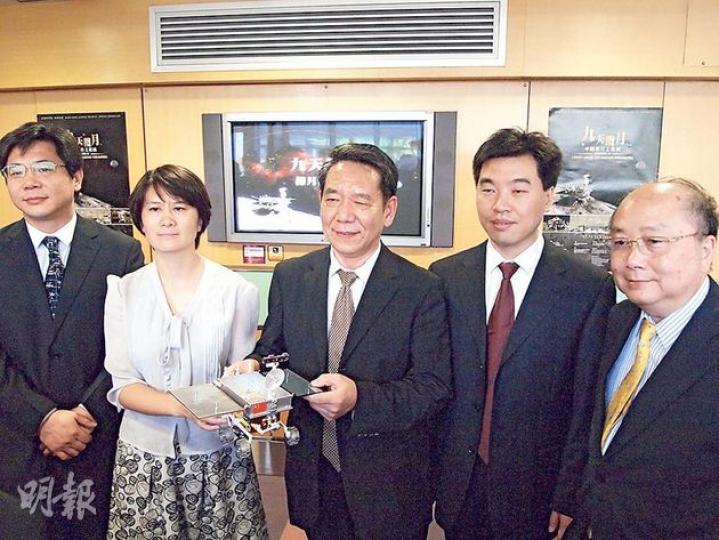 國家航天局與民政事務處合作舉辦中國航天工程成果展覽,中國探月工程總設計師吳偉仁(中)昨與其團隊到科學館,與有份參與探月的理大工業及系統工程學系教授容啟亮(右一),分享中國航天工程發展。(卓成家攝)(明報製圖) 國家航天局與民政事務處合作舉辦中國航天工程成果展覽,中國探月工程總設計師吳偉仁(中)昨與其團隊到科學館,與有份參與探月的理大工業及系統工程學系教授容啟亮(右一),分享中國航天工程發展。(卓成家攝)(明報製圖)