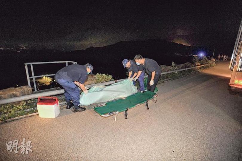 飛行服務隊直升機將失蹤警長高進的遺體送到萬宜水庫西壩,再由仵工舁送殮房。(衛永康攝) 飛行服務隊直升機將失蹤警長高進的遺體送到萬宜水庫西壩,再由仵工舁送殮房。(衛永康攝)
