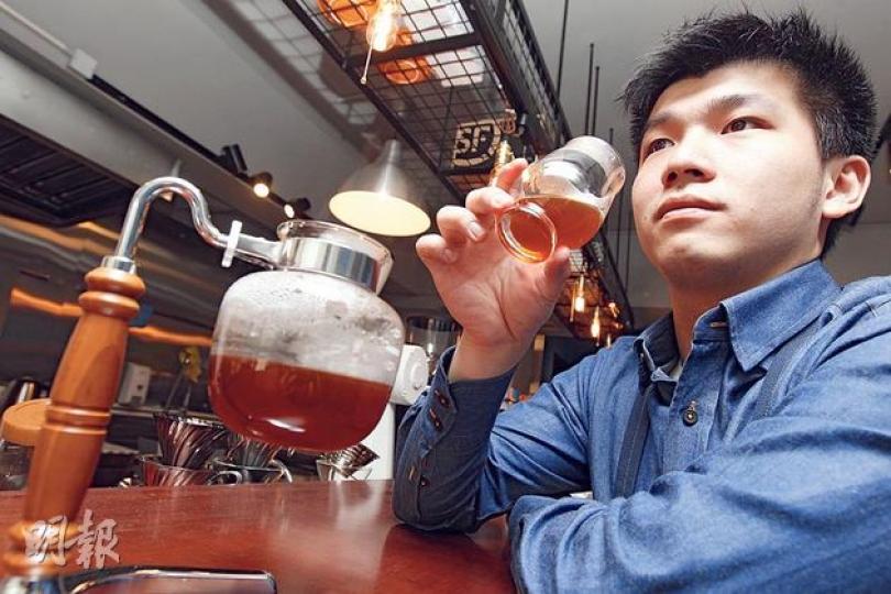 Vincent的高考成績可說是「失敗」級,但他在咖啡中尋獲夢想,更考獲多張國際認可證書,經過4年奮鬥終成功創業。(李紹昌攝) Vincent的高考成績可說是「失敗」級,但他在咖啡中尋獲夢想,更考獲多張國際認可證書,經過4年奮鬥終成功創業。(李紹昌攝)