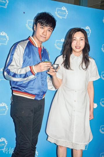 古巨基與太太Lorraine新婚後首度現身,基仔笑言新店甜品都不夠兩人甜蜜。(攝影﹕孫華中)古巨基大曬手上的婚戒。(攝影﹕孫華中)霍汶希又叫對新人合巹交杯,嚇到基仔與Lorraine尷尬兼流汗。(攝影﹕孫華中)基仔在Lorraine額頭情深一吻,倪震、傅明憲、周慧敏在旁看到實替他們開心。(攝影﹕孫華中)基仔與Lorraine新婚兼新店開張雙喜臨門,經理人霍汶希與藝人好友齊到賀。(攝影﹕孫華中) 古巨基與太太Lorraine新婚後首度現身,基仔笑言新店甜品都不夠兩人甜蜜。(攝影﹕孫華中)古巨基大曬手上的婚戒。(攝影﹕孫華中)霍汶希又叫對新人合巹交杯,嚇到基仔與Lorraine尷尬兼流汗。(攝影﹕孫華中)基仔在Lorraine額頭情深一吻,倪震、傅明憲、周慧敏在旁看到實替他們開心。(攝影﹕孫華中)基仔與Lorraine新婚兼新店開張雙喜臨門,經理人霍汶希與藝人好友齊到賀。(攝影﹕孫華中)