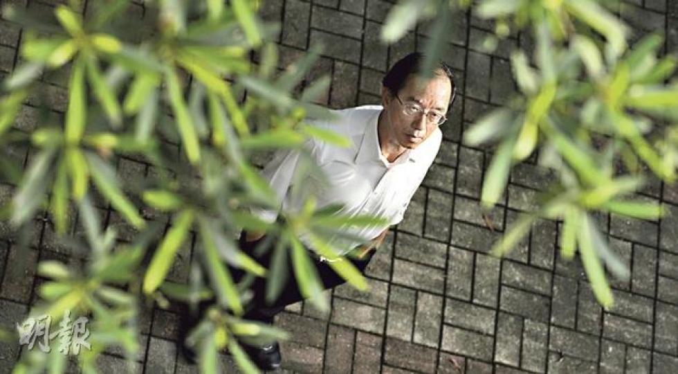 觀象達人林超英(余俊亮攝)攝記Ring入到草雲居,首個給林先生的問題是:「點解今日你開冷氣?之前來,你是沒有開冷氣的。」他答道因為今天天氣熱,又多人到,但他吃午飯時是沒有開的。他手上的N牌電話,屬一般電話店買不到antique型號,「這是世界上最好的電話!」。攝記提議關燈拍照,拍攝後,他說自然光夠用,不用着燈了。將這些小節綜合起來,除了看到他深信「資源有限」,還看得出一種叫Integrity的東西。(余俊亮攝)為了說明興建三跑的影響不止是填海出來的土地和人工島,而是原來的海峽都會變成「死水」,林 觀象達人林超英(余俊亮攝)攝記Ring入到草雲居,首個給林先生的問題是:「點解今日你開冷氣?之前來,你是沒有開冷氣的。」他答道因為今天天氣熱,又多人到,但他吃午飯時是沒有開的。他手上的N牌電話,屬一般電話店買不到antique型號,「這是世界上最好的電話!」。攝記提議關燈拍照,拍攝後,他說自然光夠用,不用着燈了。將這些小節綜合起來,除了看到他深信「資源有限」,還看得出一種叫Integrity的東西。(余俊亮攝)為了說明興建三跑的影響不止是填海出來的土地和人工島,而是原來的海峽都會變成「死水」,林