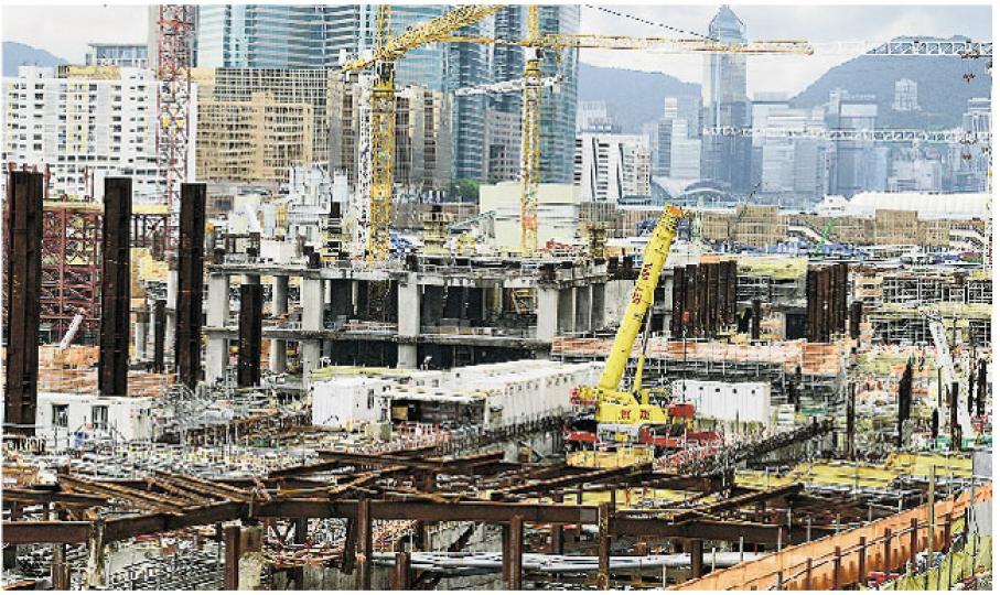 港鐵獨立董事調查報告指出,高鐵總站大延誤主因之一是「前線工人不足」,但被高鐵地盤工程人員揭發,大批工人常常呆等「無工開」。港鐵其後回覆本報時致歉,稱是中文翻譯出錯。(陳淑安攝)(明報製圖) 港鐵獨立董事調查報告指出,高鐵總站大延誤主因之一是「前線工人不足」,但被高鐵地盤工程人員揭發,大批工人常常呆等「無工開」。港鐵其後回覆本報時致歉,稱是中文翻譯出錯。(陳淑安攝)(明報製圖)