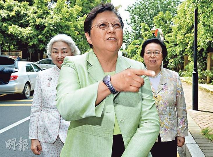 基本法委員會副主任梁愛詩(左起)、全國人大常委范徐麗泰、基本法委員會委員譚惠珠昨日在深圳與全國人大委員長張德江會面,范太會後引述張德江形容民主發展需一步一步,她理解2017年普選特首不是最終目標,而是過程的一大步。(盧翊銘攝)(明報製圖)自由黨是張德江昨日第一個接見的政黨,黨魁田北俊(中)會後引述,張明言並非所有民主派都不愛國愛港,但高喊「結束一黨專政」的人絕對不能接受。(盧翊銘攝)新民黨主席葉劉淑儀(左)與副主席田北辰及潘國山,昨日亦有到深圳與張德江會面,她未有即時停下受訪,其後指張德江重申中 基本法委員會副主任梁愛詩(左起)、全國人大常委范徐麗泰、基本法委員會委員譚惠珠昨日在深圳與全國人大委員長張德江會面,范太會後引述張德江形容民主發展需一步一步,她理解2017年普選特首不是最終目標,而是過程的一大步。(盧翊銘攝)(明報製圖)自由黨是張德江昨日第一個接見的政黨,黨魁田北俊(中)會後引述,張明言並非所有民主派都不愛國愛港,但高喊「結束一黨專政」的人絕對不能接受。(盧翊銘攝)新民黨主席葉劉淑儀(左)與副主席田北辰及潘國山,昨日亦有到深圳與張德江會面,她未有即時停下受訪,其後指張德江重申中