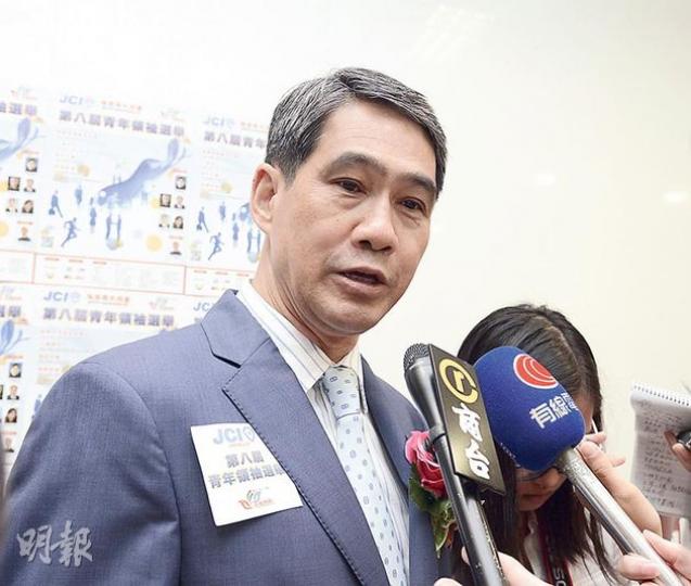 前任警務處長鄧竟成昨出席公開活動時指出,警員亦是市民一分子,對社會上的事情可以有其看法,惟須依法及合情合理的情况下執法。(陳淑安攝) 前任警務處長鄧竟成昨出席公開活動時指出,警員亦是市民一分子,對社會上的事情可以有其看法,惟須依法及合情合理的情况下執法。(陳淑安攝)