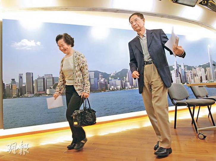 香港2020召集人陳方安生(左)和民主黨創黨主席李柱銘(右)由倫敦回港。陳太表示,英國有商界認為對港事務要「低調點」。李柱銘則認為,英國對港政策只是「更多中國貿易」是「可恥(shameful)」。(李澤彤攝) 香港2020召集人陳方安生(左)和民主黨創黨主席李柱銘(右)由倫敦回港。陳太表示,英國有商界認為對港事務要「低調點」。李柱銘則認為,英國對港政策只是「更多中國貿易」是「可恥(shameful)」。(李澤彤攝)