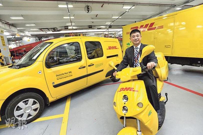 DHL EXPRESS香港服務運作處副總裁游裕仁表示,公司嘗試引入電動車作送貨,宣傳環保之餘,亦探索減省燃油成本的方案。(鄧宗弘攝) DHL EXPRESS香港服務運作處副總裁游裕仁表示,公司嘗試引入電動車作送貨,宣傳環保之餘,亦探索減省燃油成本的方案。(鄧宗弘攝)