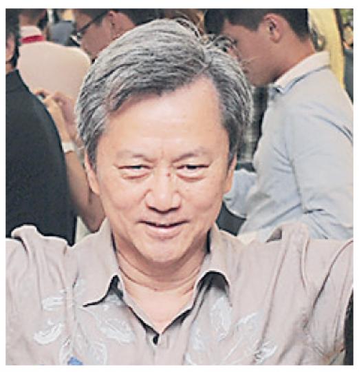 長實執行董事趙國雄(圖)昨日在嵐山記者會上,突然表示擬與家人一起參加「反對佔中」的簽名運動。趙國雄認為,香港最重要是安定,「佔中」不利經濟發展。(葉家豪攝)雖然屋苑內有墳墓,加上要求買家簽署「無參觀同意書」,仍無阻市民參觀嵐山示範單位;昨日現場睇樓客繼續大排長龍。據悉項目已累收近5000票,以首推260伙計,超額18倍。(葉家豪攝)睇樓客心聲.嵐山睇樓客黃先生﹕希望購入細單位作長線投資用,認為項目定價算吸引,故不介意簽署「無參觀同意書」。(葉家豪攝)睇樓客心聲.嵐山睇樓客黃先生﹕有意購入2房戶自 長實執行董事趙國雄(圖)昨日在嵐山記者會上,突然表示擬與家人一起參加「反對佔中」的簽名運動。趙國雄認為,香港最重要是安定,「佔中」不利經濟發展。(葉家豪攝)雖然屋苑內有墳墓,加上要求買家簽署「無參觀同意書」,仍無阻市民參觀嵐山示範單位;昨日現場睇樓客繼續大排長龍。據悉項目已累收近5000票,以首推260伙計,超額18倍。(葉家豪攝)睇樓客心聲.嵐山睇樓客黃先生﹕希望購入細單位作長線投資用,認為項目定價算吸引,故不介意簽署「無參觀同意書」。(葉家豪攝)睇樓客心聲.嵐山睇樓客黃先生﹕有意購入2房戶自