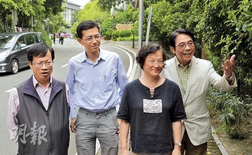 工聯會榮譽會長鄭耀棠（左起）、理事長吳秋北、會長林淑儀及立法會議員黃國健昨獲中央港澳協調工作小組組長兼全國人大委員長張德江接見。林淑儀引述張德江稱，提名委員會是唯一一個特首選舉候選人的提名機構。（李澤彤攝）新界社團聯會理事長陳勇（左起）、廣東社團總會主席陳永棋、各界婦女聯合協進會會長林貝聿嘉、港區省級政協委員聯誼會主席陳清霞，昨亦獲委員長張德江接見。陳永棋引述張德江稱，民主要循序漸進，一步一步來。（李澤彤攝）