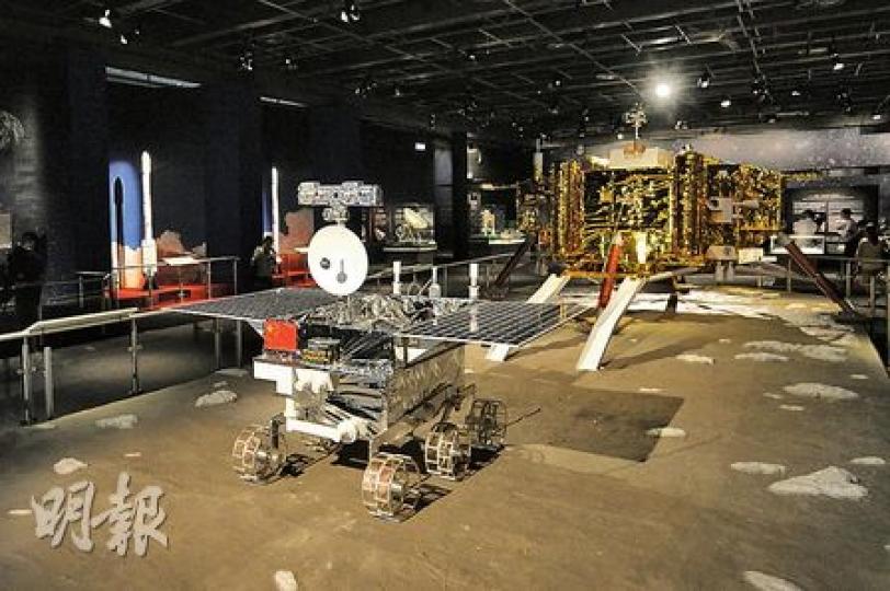 科學館舉辦「九天攬月——中國探月工程展」，市民可免費參觀，展品包括實物原大嘅「嫦娥3號玉兔號月球探測器模型」（前）、「嫦娥3號着陸探測器模型」（後），市民更可嘗試操控月球車。（盧翊銘攝）