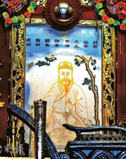 市民到黃大仙祠參拜，大多只會在大殿外上香求籤，難得一見供奉在殿內的黃大仙畫像。這幅黃大仙像由1915年由道長梁仁菴從廣東西樵山帶到香港，1921年在竹園（即今日的黃大仙）建成黃大仙祠，一直供奉至今。（劉焌陶攝）信眾如求到好籤，或會偷偷收起作留念。黃大仙祠在2010年自行開發「數碼靈籤管理系統」，先把籤枝破開置入晶片，之後只要將籤筒內所有籤枝放入系統的滾筒，便可經電腦偵測籤筒籤枝是否齊全，並即時在熒幕上顯示。（劉焌陶攝）（明報製圖）