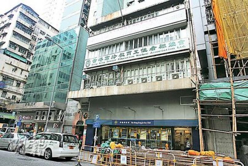 油麻地昌威大廈昨晨揭發連環爆竊案,竊賊疑從旁邊地盤攀爬棚架,再撬窗潛入昌威大廈一樓教會及三樓工會搜掠,共盜去19萬元現金。(伍浦鋒攝) 油麻地昌威大廈昨晨揭發連環爆竊案,竊賊疑從旁邊地盤攀爬棚架,再撬窗潛入昌威大廈一樓教會及三樓工會搜掠,共盜去19萬元現金。(伍浦鋒攝)